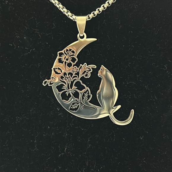 Moon and cat necklace - Picture 3 of 5